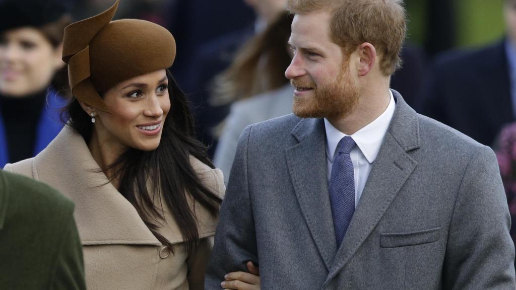 El príncipe Harry y Meghan Markle con sombrero de Philip Treacy