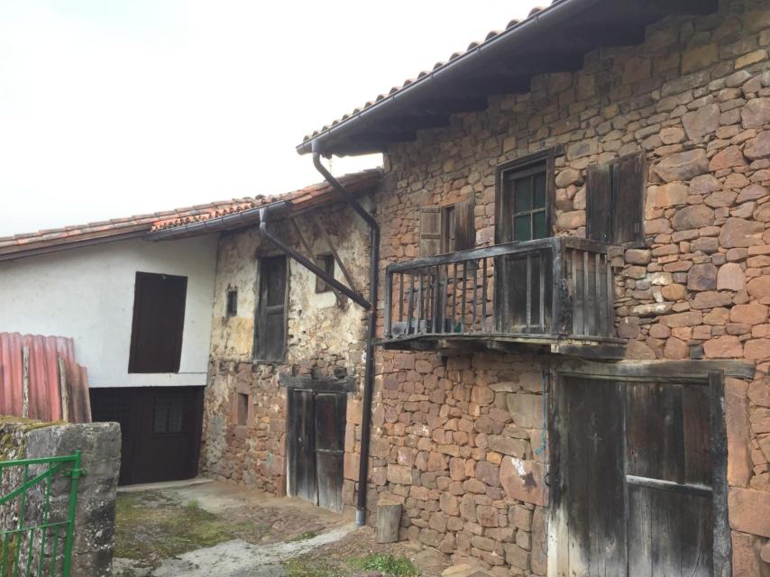 La casa rojiza se conserva prácticamente tal y como la conocieron los agotes represaliados.