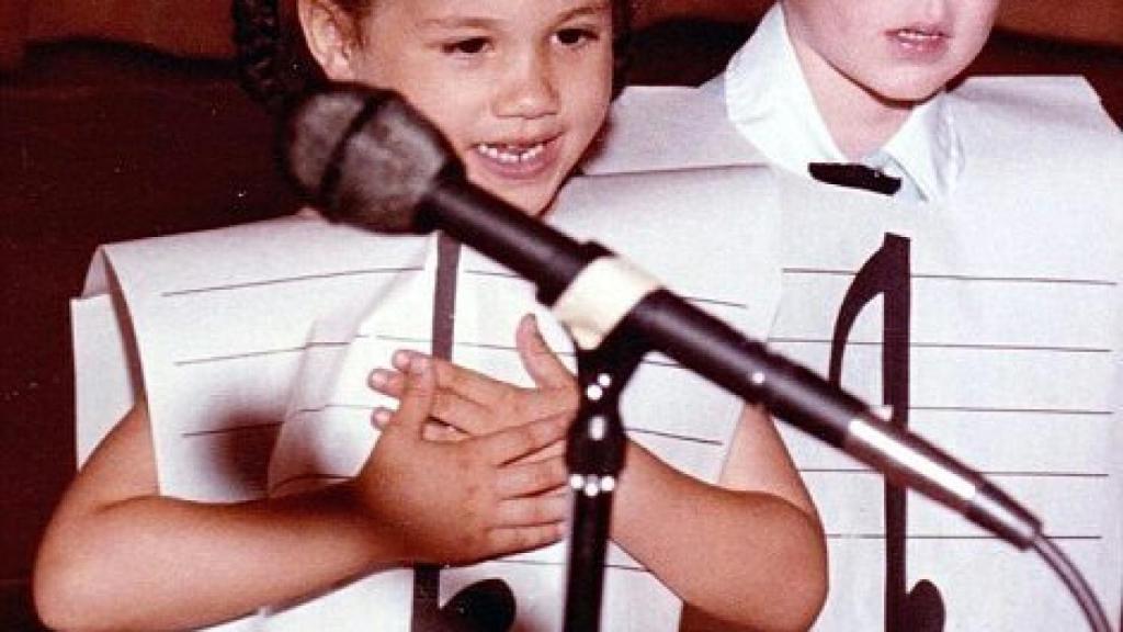 Meghan en una audición del colegio.