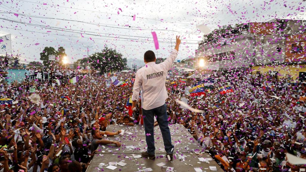 Acto de cierre de campaña de Javier Bertucci.