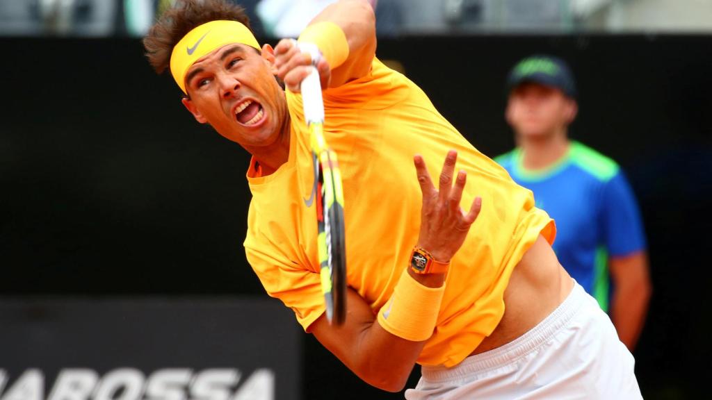 Nadal, sacando ante Shapovalov en Roma.