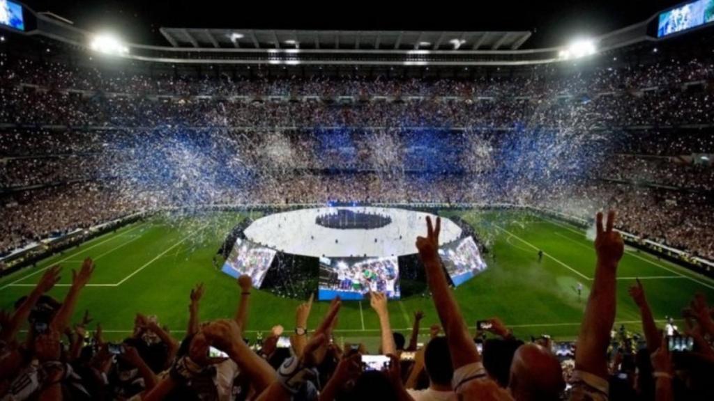 Los aficionados del Real Madrid disfrutan de la final de Cardiff en el Santiago Bernabéu