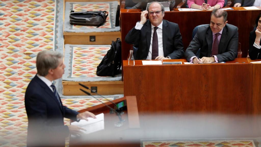 Ángel Garrido, en un momento del debate de investidura, con Gabilondo al fondo.