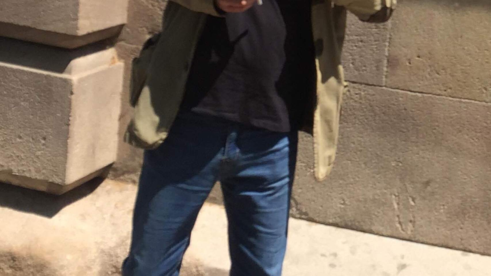 Javier se oculta tras unas gafas de sol a la salida del juzgado