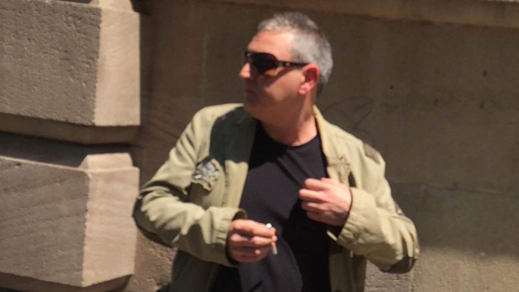 Javier se oculta tras unas gafas de sol a la salida del juzgado