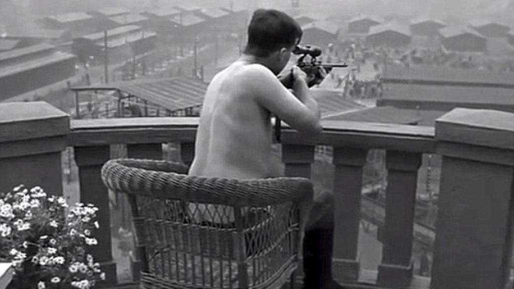 Amon Goeth disparando desde el balcón de una casa a los prisioneros judíos en 'La lista de Schindler'