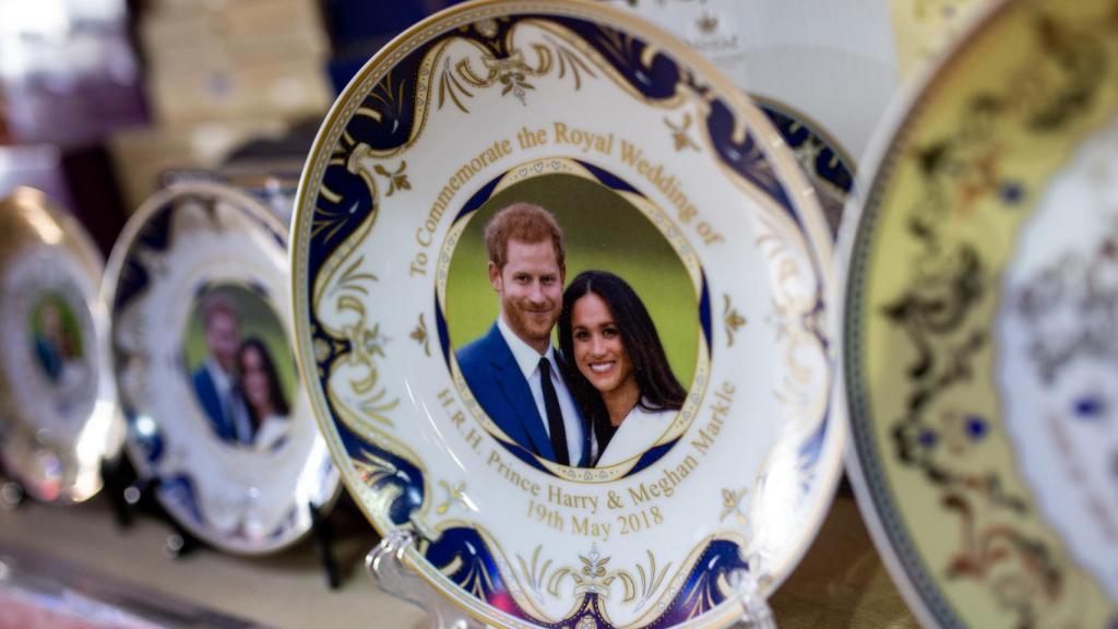 Porcelana con la imagen de los novios.