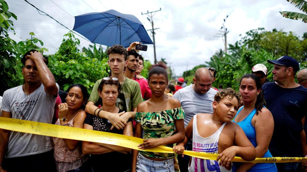 Familiares y amigos de los pasajeros contemplan el lugar del accidente.