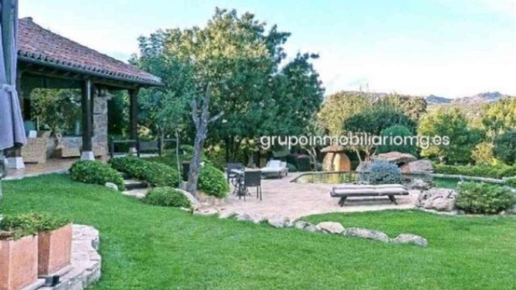 El mobiliario del exterior también es tradicional, con materiales naturales como el mimbre y con colores tostado que hacen que los espacios sean cálidos.