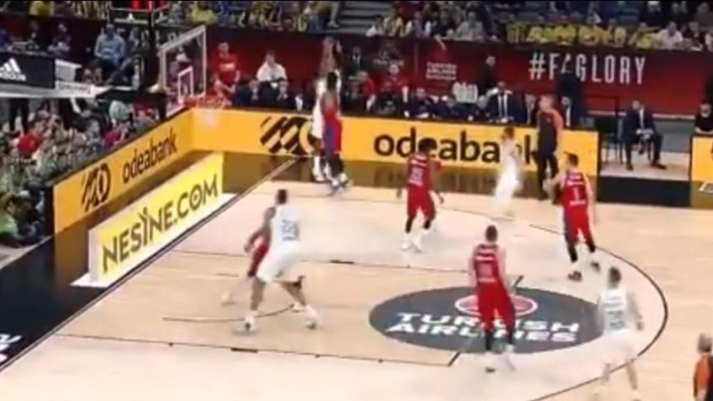 Thompkins, decisivo con el triple.