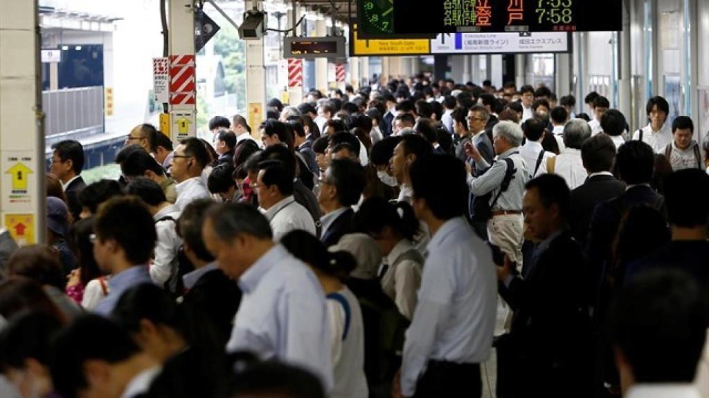 Andén de una estación de tren en Japón.