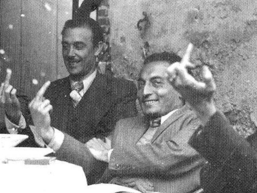 En el centro, Miquel Badia, el 'Capità Collons'. En el fondo su hermano Josep. Ambos haciendo la peineta