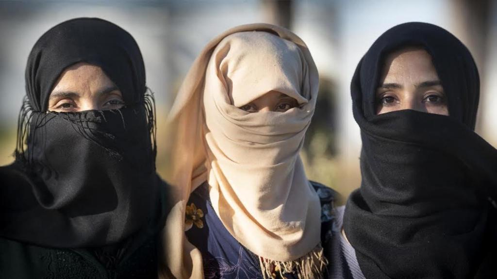 Tres de las mujeres que denuncian haber sufrido abusos o agresiones sexuales en los campos de fresas de Huelva.