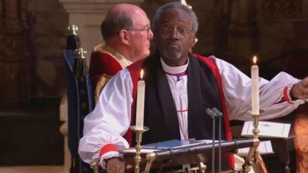 Michael Curry durante la ceremonia.