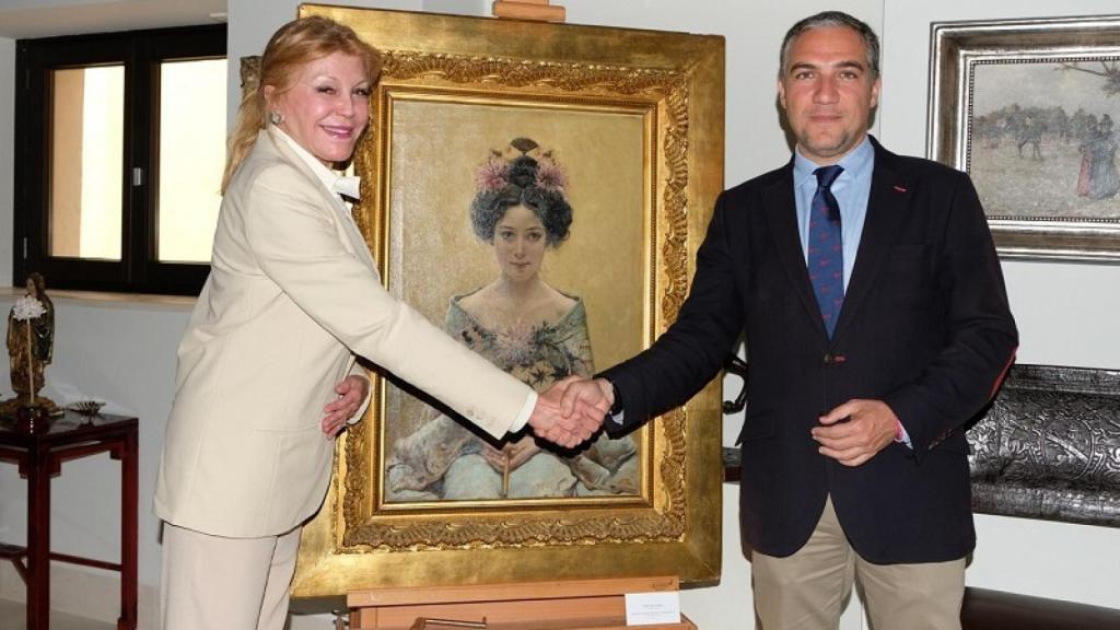 Tita Cervera recibe el préstamo de un Pedro Sáenz de la Diputación de Málaga, en 2017.