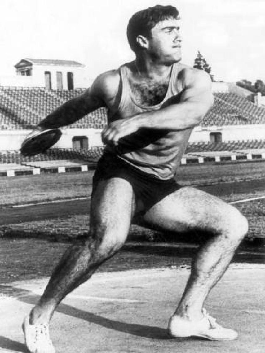 De la Quadra, lanzando disco en la pista de Ciudad Universitaria.