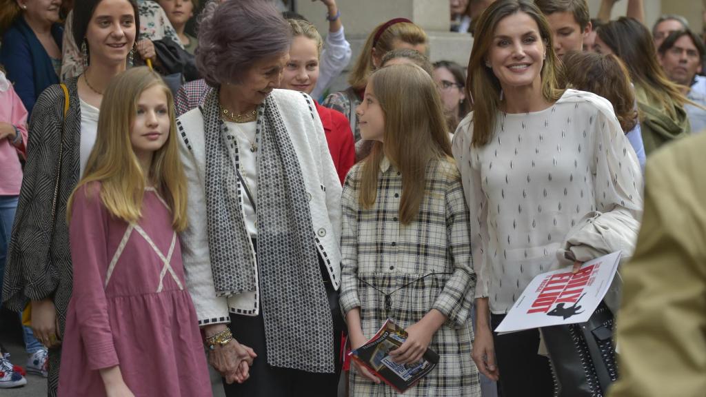 La familia en la entrada al teatro. Gtres.