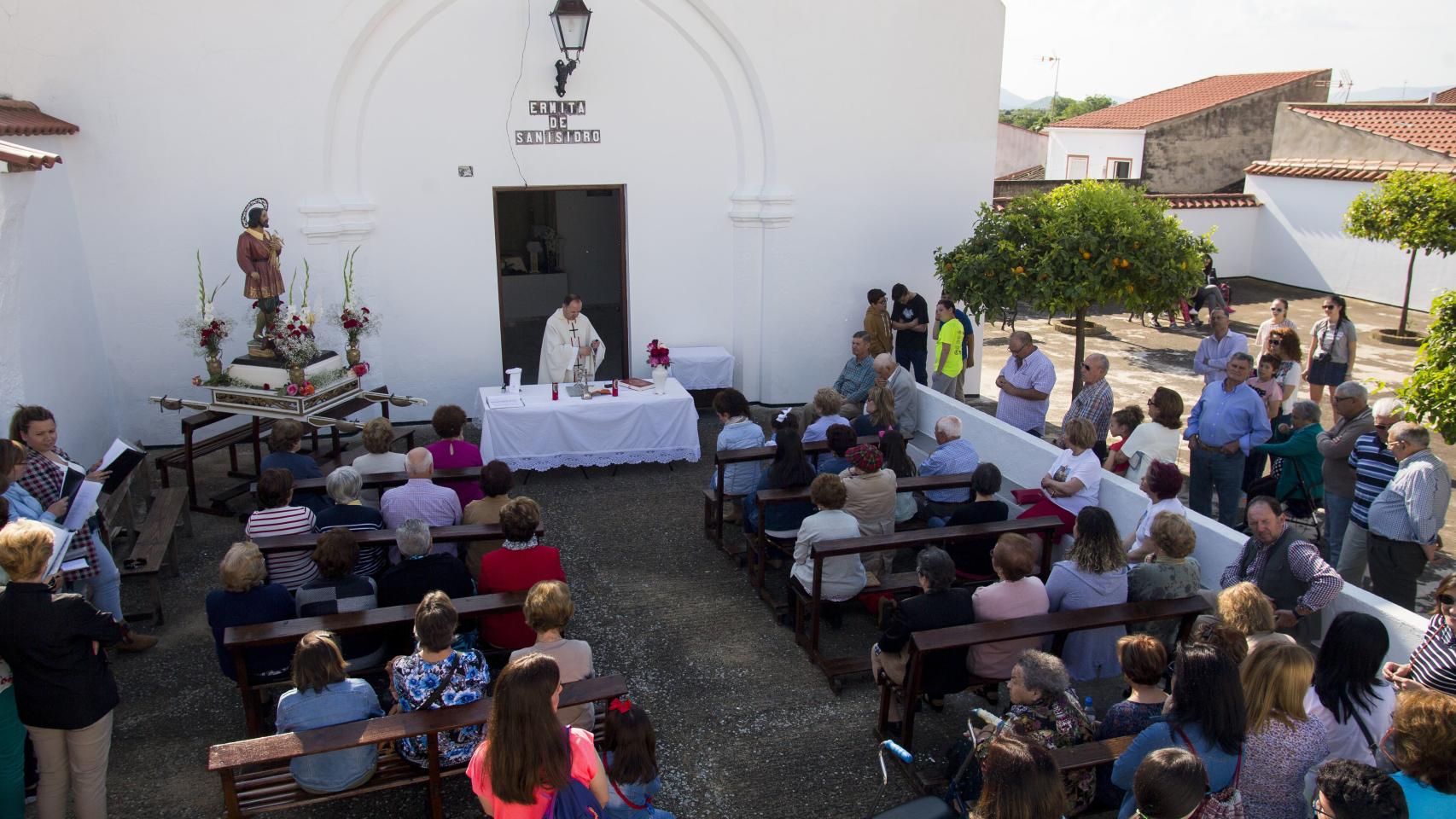 Un momento de la Eucaristía previa a la salida de la procesión. Foto Fernando Ruso