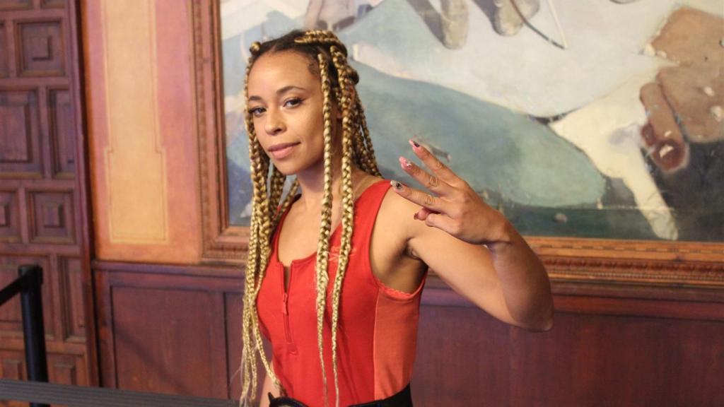 La vallecana Queen Mery fue la única mujer de la batlla, y en calidad de presentadora