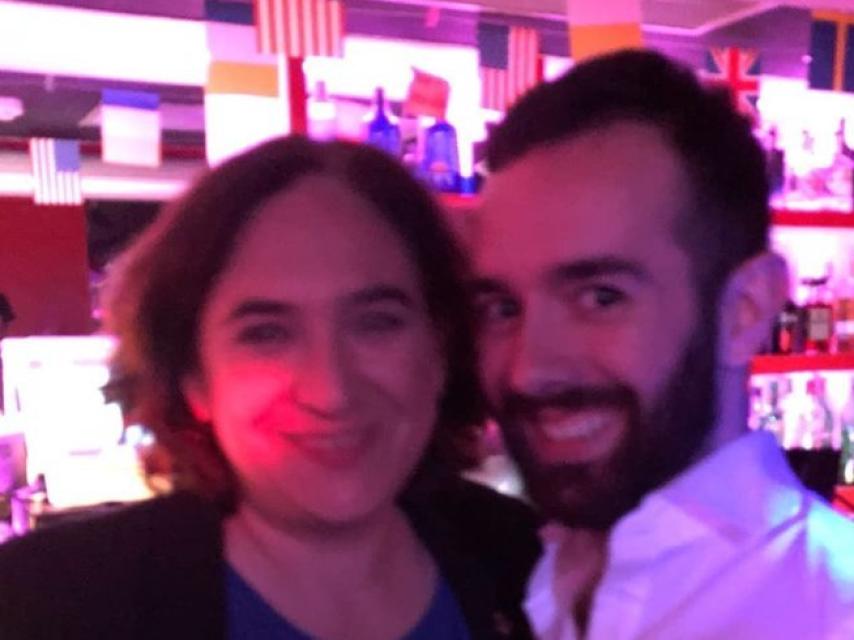 Un asistente junto a la alcaldesa. Redes Sociales.