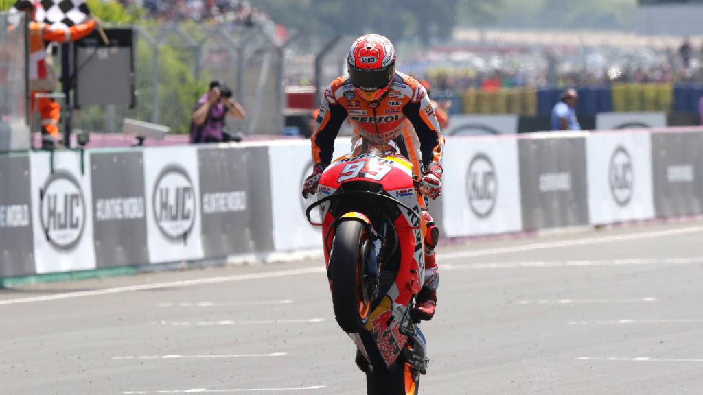 Así cruzó Márquez la línea de meta en Le Mans.