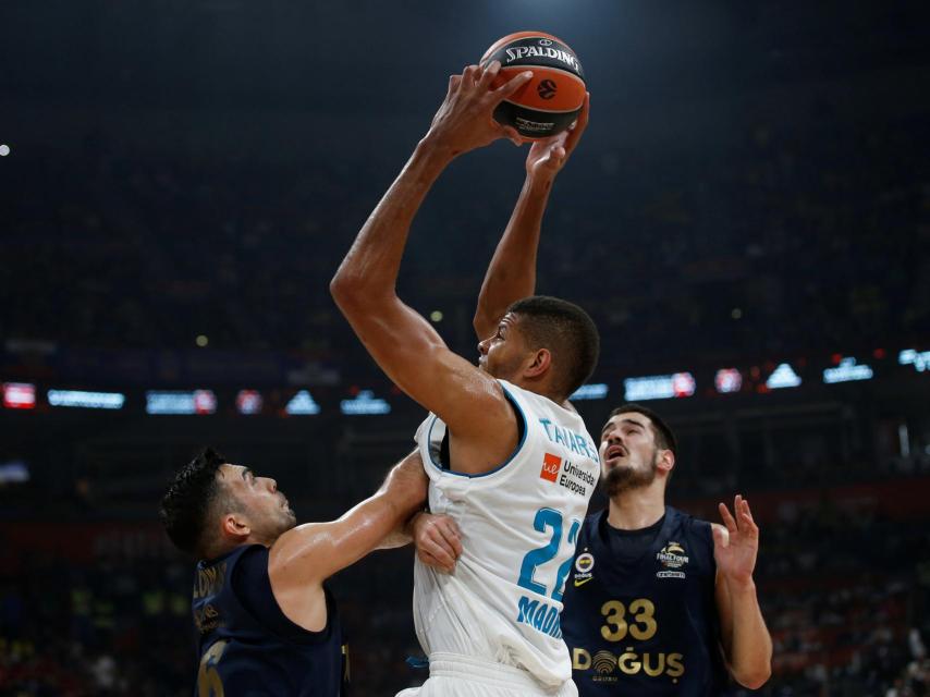 Tavares, tan poderoso como de costumbre ante el Fenerbahçe.