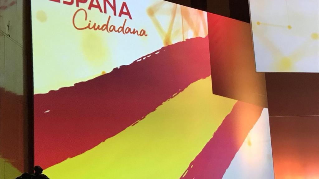 Así lucía el estrado en la presentación de la plataforma 'España Ciudadana'.
