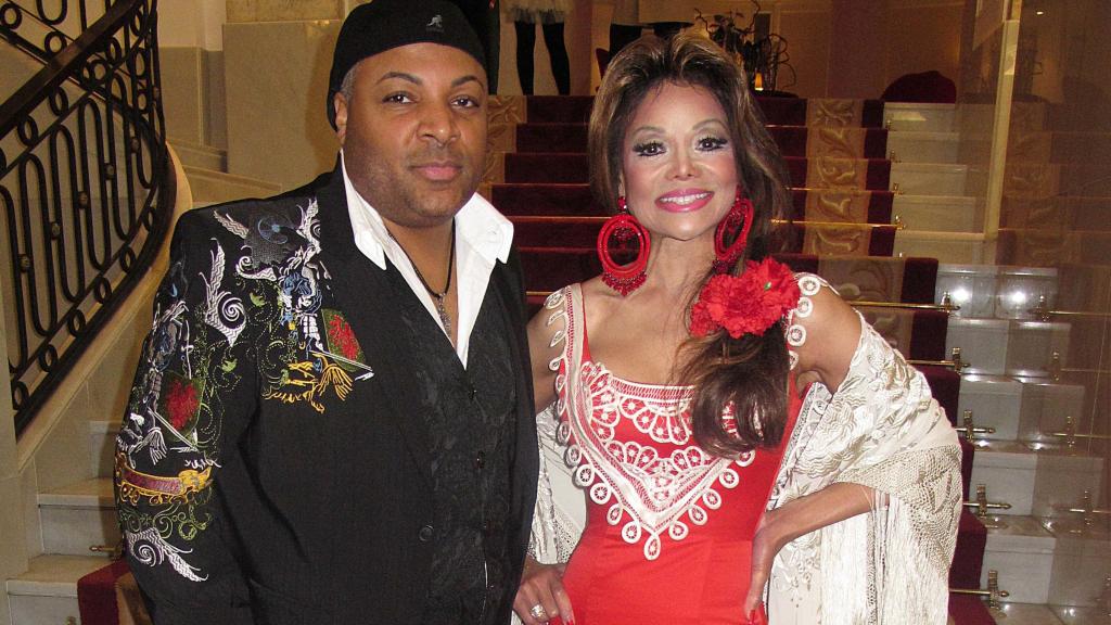 La Toya vestida de flamenca.