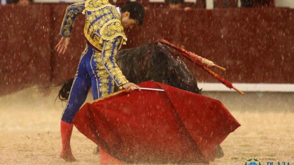 Derechazo de Toñete bajo el diluvio