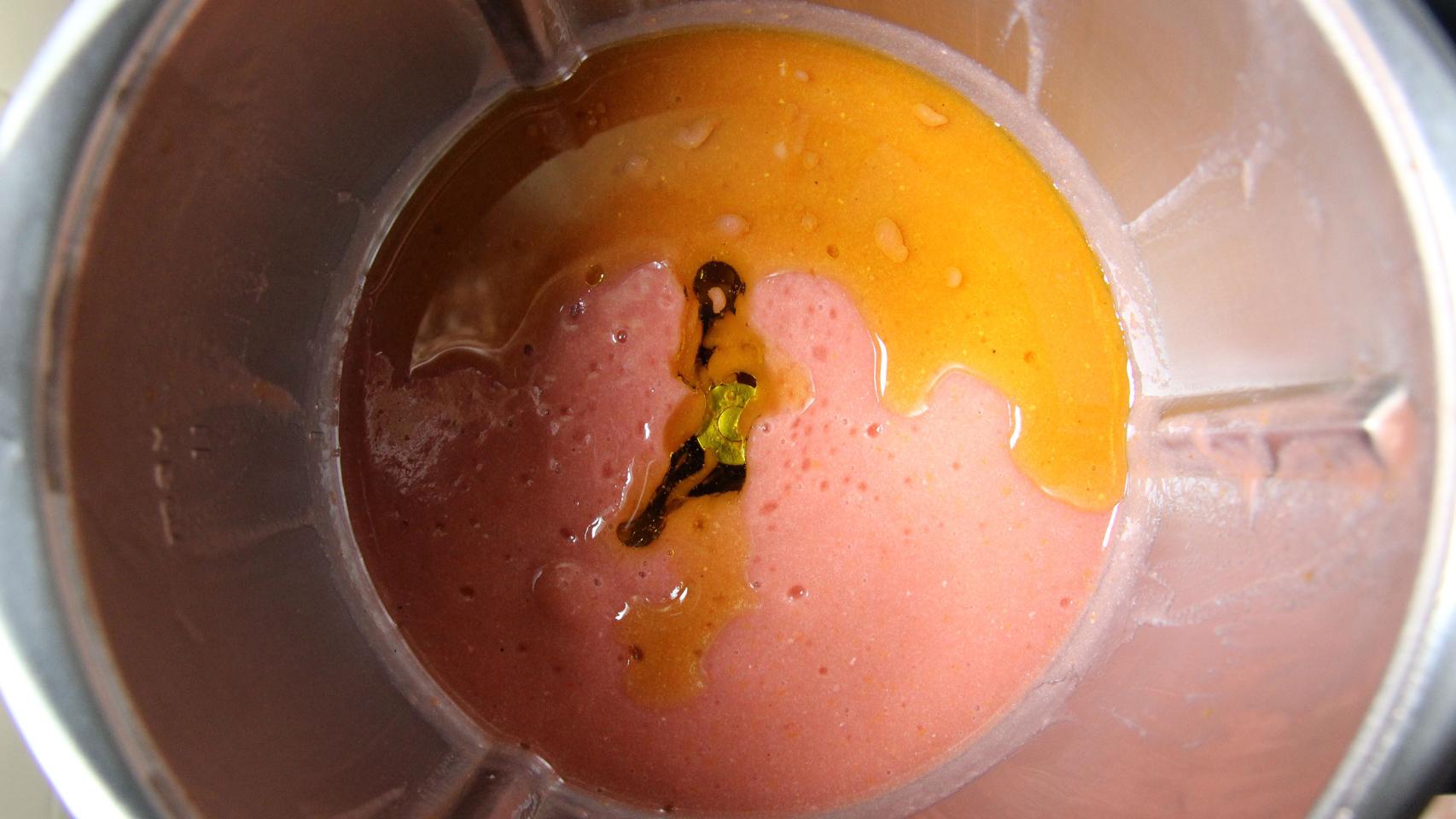 GAZPACHO DE FRESAS CON GRANIZADO DE TOMATE Y VIRUTAS DE QUESO DE CABRA CON TMX 10