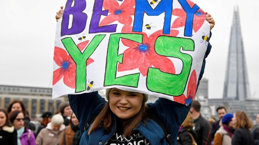 Una manifestante sostiene una pancarta en Londres manifestándose de cara al referéndum.