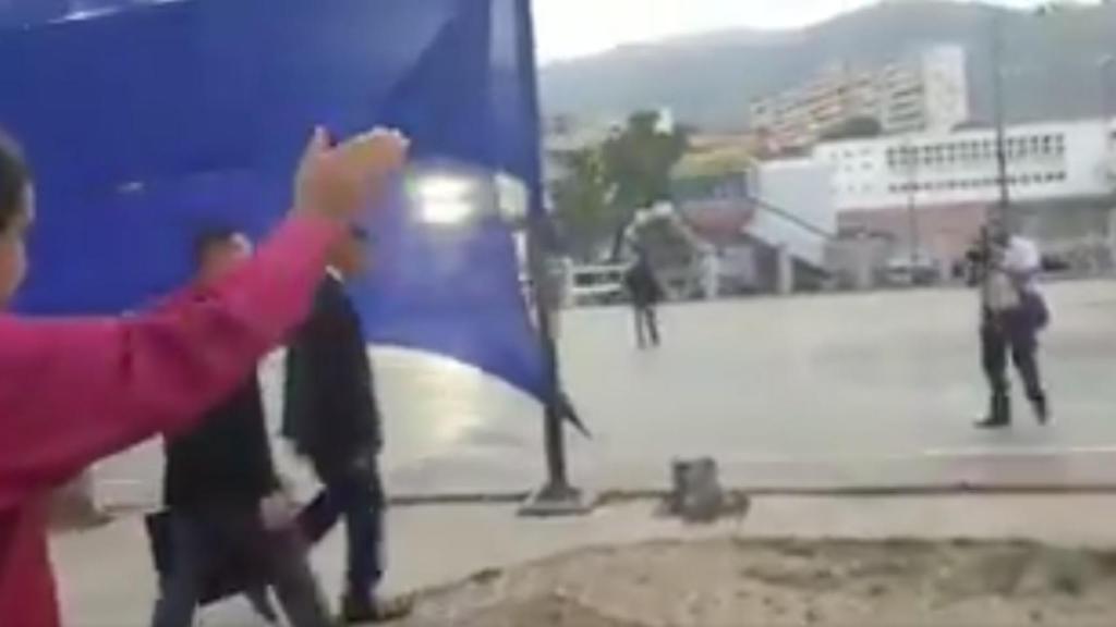 Maduro saluda al vacío.