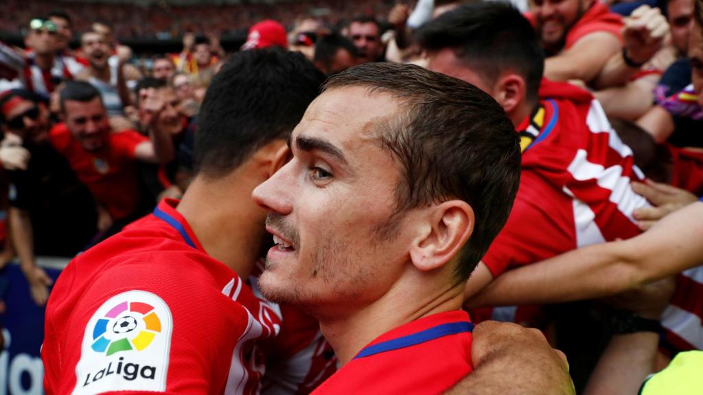 Greizmann celebra un gol con Fernando Torres.