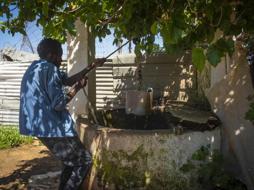 Mame es senegalés. Saca agua de un pozo para lavar su ropa. Dice que en Lepe, la piel negra está maldita.
