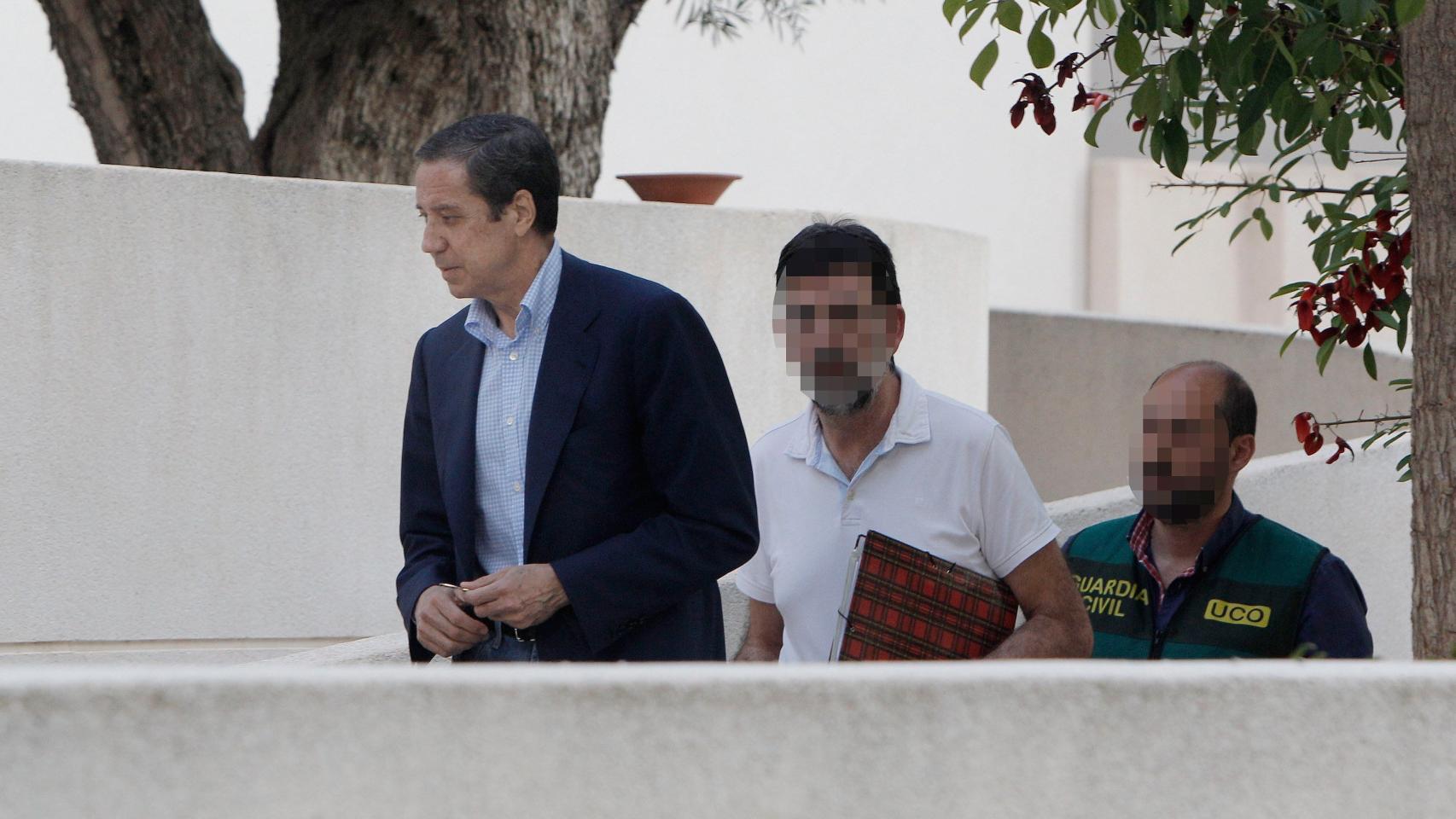 Zaplana, a la llegada a su chalé de Benidorm acompañado por agentes de la UCO.