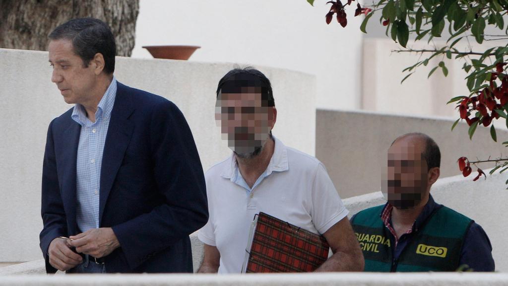 Zaplana, a la llegada a su chalé de Benidorm acompañado por agentes de la UCO.