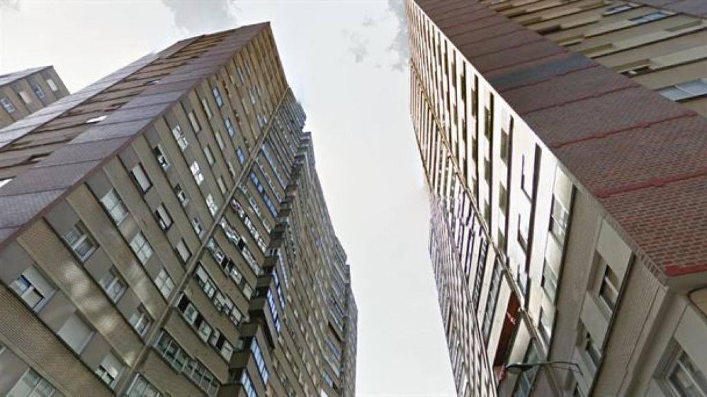 Edificio del cual se precipitó la joven.