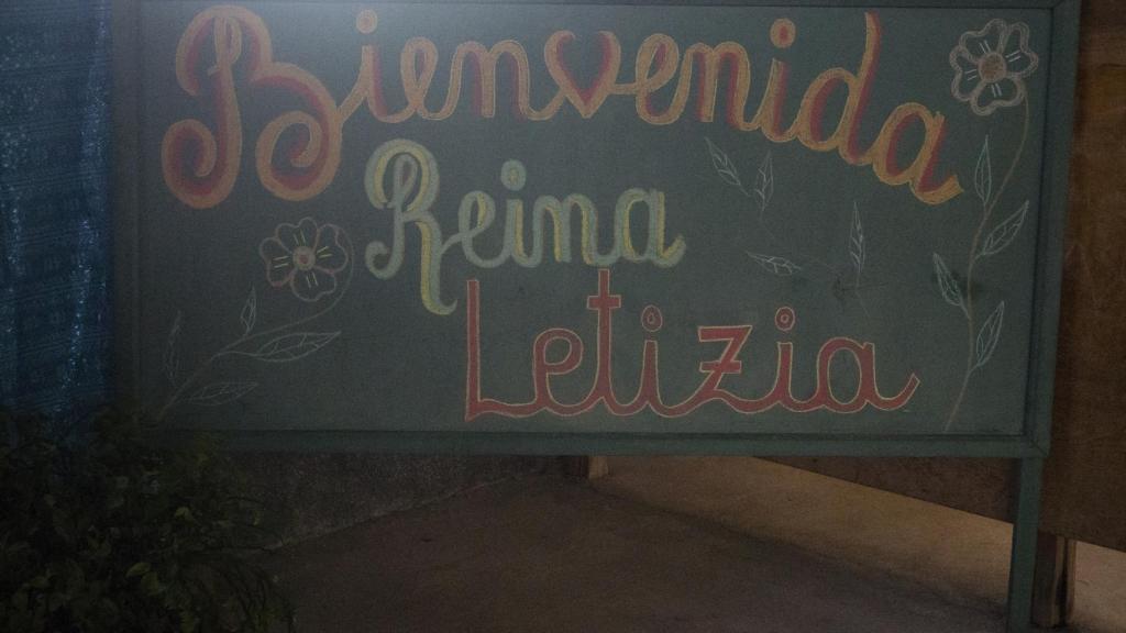 Cartel de bienvenida a la reina Letizia en Haití.