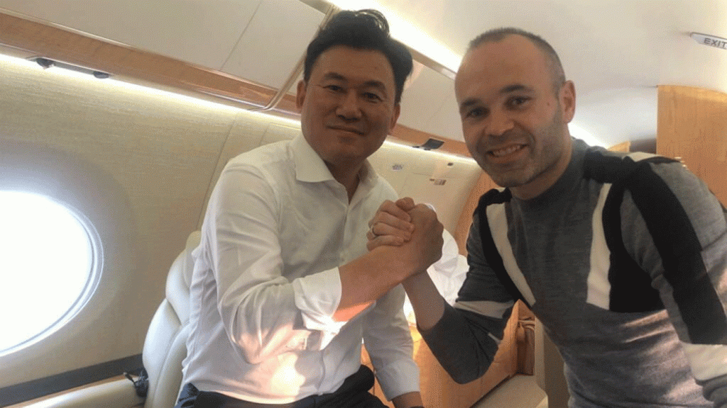 Andrés Iniesta junto a Hiroshi Mikitani, CEO de Rakuten.