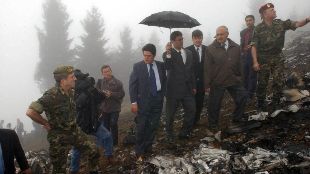 Federico Trillo, entonces ministro de Defensa, visita el lugar del accidente del Yak-42.
