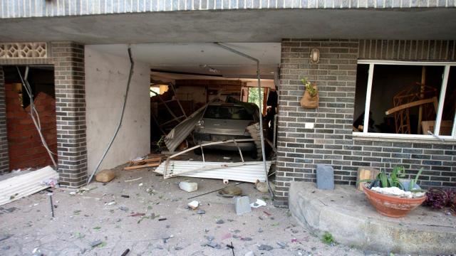 Las casas más cercanas a la zona cero han sufrido daños importantes.  / Efe