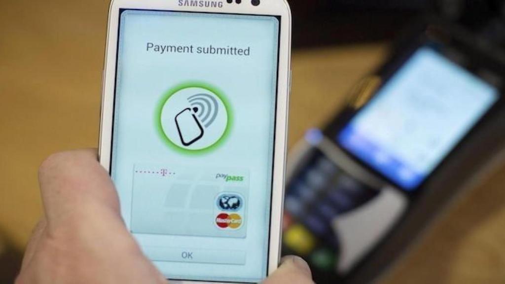 Un usuario efectúa un pago a través de una aplicación 'fintech' en su móvil, en una imagen de archivo.