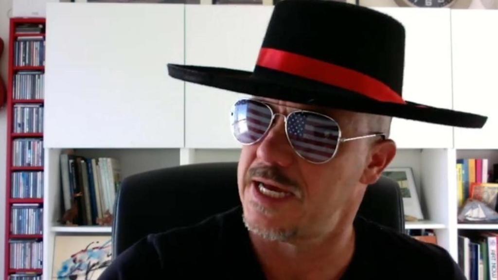 El profesor Charlie Greer durante la grabación del vídeo.