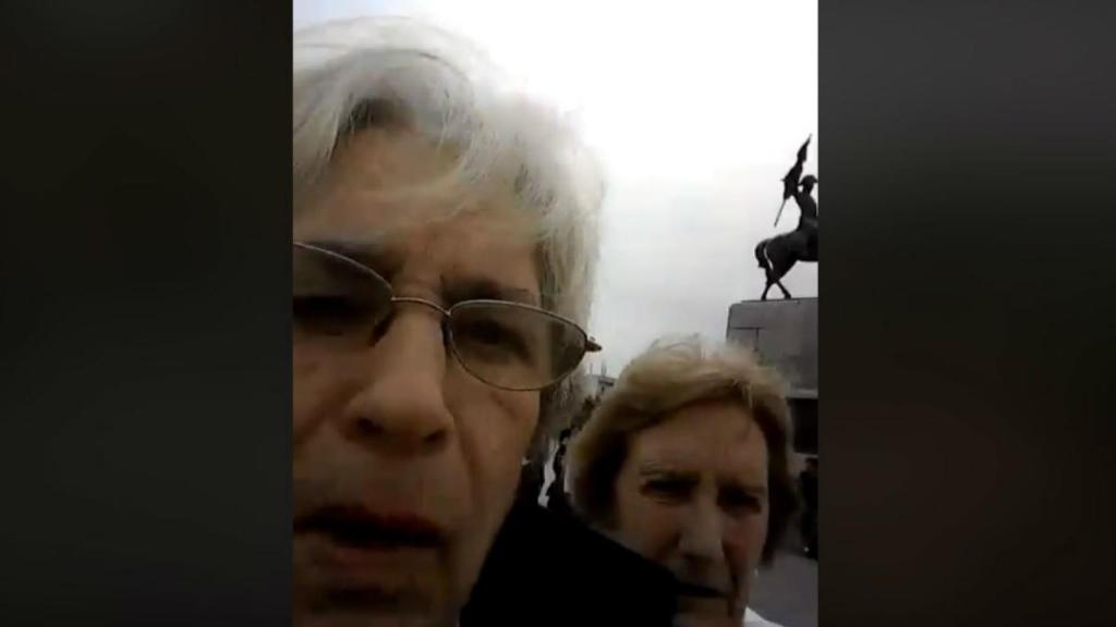 Las dos protagonistas de la hilarante historia intentando descifrar su propio móvil.