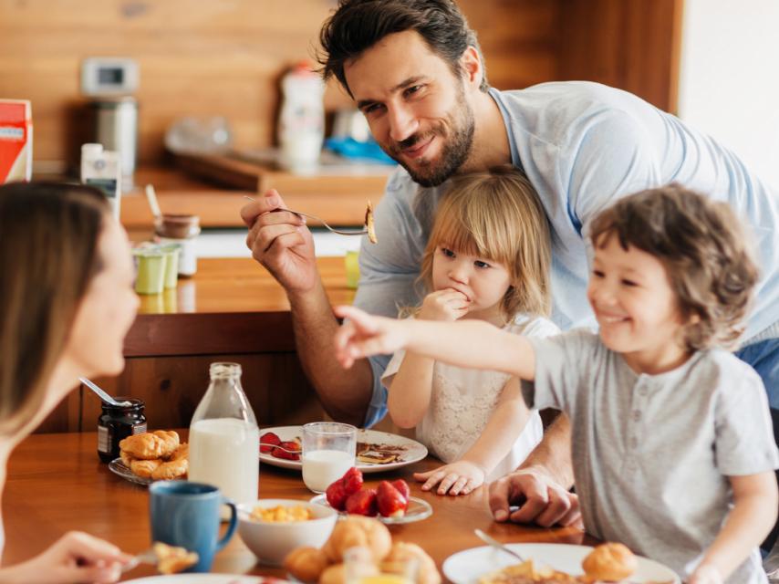 La leche y sus derivados son uno de los cuatro grupos de alimentos necesarios en el desayuno.