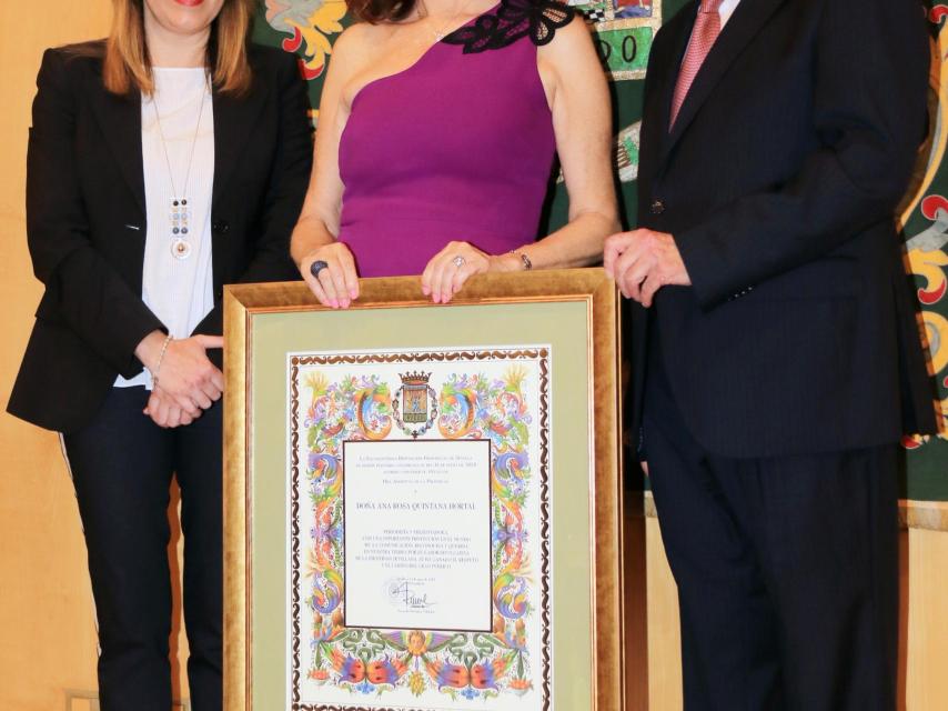 Ana Rosa Quintana junto a Susana Díaz y Fernando Rodríguez Villalobos. Gtres.