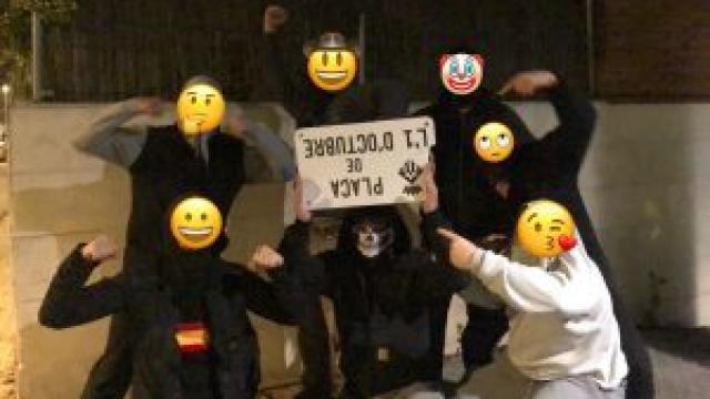 Varios miembros de Tabarnia Lliure muestran la placa secuestrada