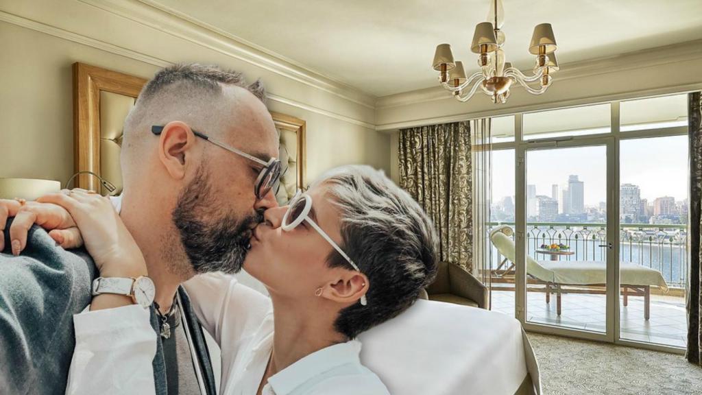 Risto Mejide y Laura Escanes en un montaje del hotel de El Cairo.