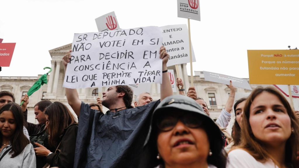 Varios manifestantes en contra de la aprobación de la eutanasia frente a la Asamblea de la República.