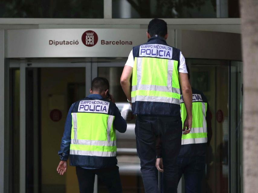 Agentes de la UDEF en los registros de este jueves en la Diputación de Barcelona.